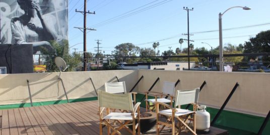 Venice 2 Bedroom – Great Location – Includes Parking!
