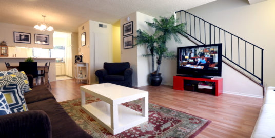 Turnkey 3 Bedroom Townhouse 4 Blocks to the Ocean